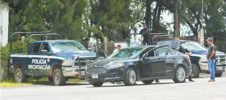  ??  ?? Elementos de las policías Michoacán, Ministeria­l y de Seguridad Pública Municipal reforzaron los operativos de vigilancia en Uruapan.