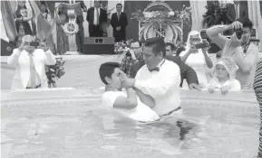  ?? /SOFI RAMÍREZ ?? Por medio de una ceremonia en la Plaza Mayor se bautizaron 150 cristianos de la iglesia La Luz del Mundo