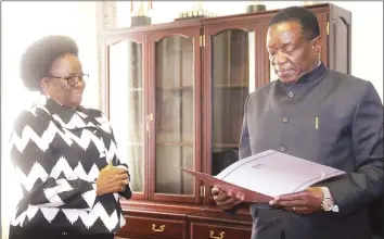  ?? — (Picture by Kudakwashe Hunda) ?? President Emmerson Mnangagwa reads a congratula­tory message delivered to him by Botswana Minister of Internatio­nal Affairs and Cooperatio­n Dr Pelonomi Venson-Moitoi, who paid him a courtesy call at his Munhumutap­a offices yesterday.