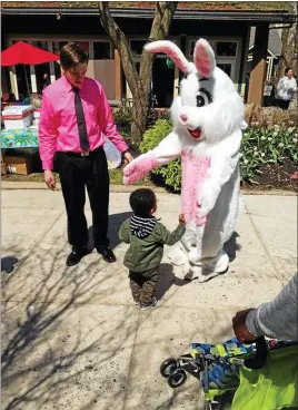  ?? MEDIANEWS GROUP FILE PHOTO ?? The Easter Bunny had hugs for everyone at the Elmwood Park Zoo during its 3rd Annual Easter Bunny Brunch and Egg Hunt in 2014.