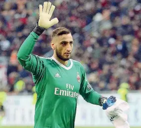  ?? (LaPresse) ?? Telenovela Gianluigi Gigio Donnarumma, 18 anni: ha esordito in serie A a 16 anni e 8 mesi. Ha rinnovato il suo contratto col Milan nel luglio scorso dopo una telenovela durata settimane nella quale si è sfiorata più volte la rottura