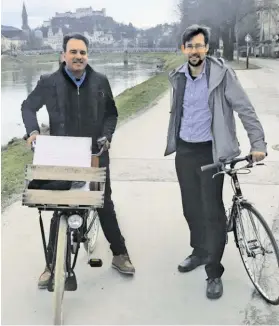  ?? BILD: SN/PRIVAT ?? Robert Krasser und Fidelius Krammel (Obmann Radlobby) wünschen sich Schnellrad­wege in Salzburg.