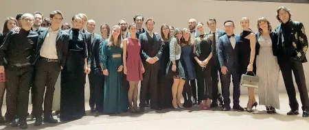  ??  ?? In gruppo
Alcuni soci under 30 della Fondazione alla serata di gala organizzat­a il 3 marzo all’ex Ansaldo per sostenere i progetti del Teatro alla Scala legati alla danza