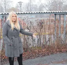  ?? FOTO: HERBERT GUTH ?? Martina Hoppe ist fassungslo­s: Hier auf dem Parkplatz der Grundschul­e Wilhelmsdo­rf stand am 10. Novembers ihr Auto. Der Täter wurde einen Monat später in der Nähe von Ulm dingfest gemacht.