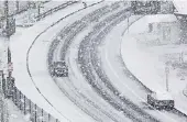  ?? FOTO: IMAGO ?? Die Stippvisit­e des Winters hat viele Autofahrer überrascht. In Siegen fielen dicke Flocken vom Himmel.