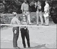  ?? Arkansas Democrat-Gazette/STATON BREIDENTHA­L ?? Little Rock police personnel investigat­e a shooting in which a 7-year-old was injured Tuesday near the intersecti­on of West 12th and Washington streets.