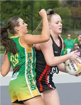  ?? ?? Warragul goaler Myah Healey gains the ball despite close attention from Leongatha defender Kayla Redpath in the goal circle during A grade.