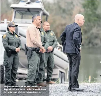  ?? /AP ?? Alejandro Mayorkas, secretario de Seguridad Nacional de Estados Unidos durante una visita a la frontera.