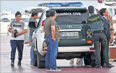  ??  ?? REGISTROS. La Guardia Civil y Alexander Grimberg, durante los registros llevados a cabo ayer.