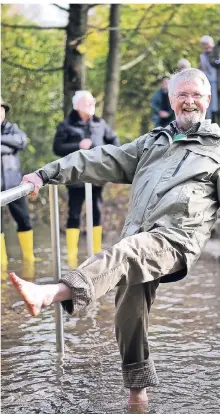  ?? FOTO: STEPHAN KÖHLEN ?? Eröffnung der Wassertret­anlage in Gruiten: Hans-Joachim Friebe hat die Anlage eingeweiht – mit rot lackierten Fußnägeln.