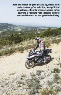  ??  ?? Avec ces motos de près de 250 kg, mieux vaut rouler à deux qu’en solo. Car, lorsqu’il faut les relever... C’est la première chose qu’on apprend à l’Enduro Park : relever la moto sans se faire mal au dos