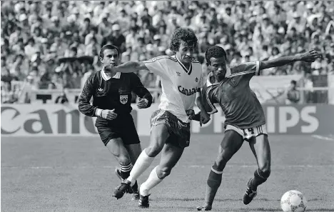  ?? JOEL ROBINE/AFP/GETTY IMAGES/FILES ?? Paul James, centre, who helped Canada to its only World Cup in 1986 and coached several national teams, says he is homeless and destitute because of an addiction to crack cocaine. He says he is on a hunger strike to bring awareness to the issue of...