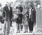  ?? Al Diaz adiaz@miamiheral­d.com ?? President Joe Biden and first lady Dr. Jill Biden visit the memorial in Surfside on Thursday.