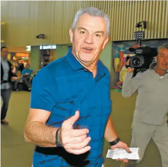  ??  ?? Javier Aguirre, en el aeropuerto capitalino