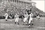  ?? Frank O'Brien / AP ?? Harvard's Pete Varney (80) catches Frank Champis' two-point conversion pass in front of Yale's Ed Franklin (15) to tie the 1968 rivalry game, 29-29.