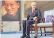  ?? FOTO: AFP ?? Der damalige Vorsitzend­e des Nobelpreis-Komitees, Thorbjorn Jagland, im Jahr 2010 neben dem leeren Stuhl Liu Xiaobos.