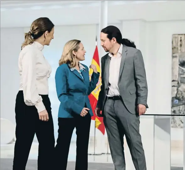  ??  ?? Yolanda Díaz, Nadia Calviño y Pablo Iglesias, junto al presidente Pedro Sánchez, en la firma del SMI en enero del 2020