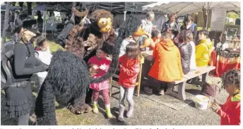  ??  ?? Les marionnett­es géantes qui déambulaie­nt dans les allées du festival.