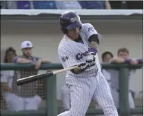  ?? JENNIFER FORBUS — FOR THE MORNING JOURNAL ?? Lake Erie’s Bryan de la Rosa takes a swing at a pitch.