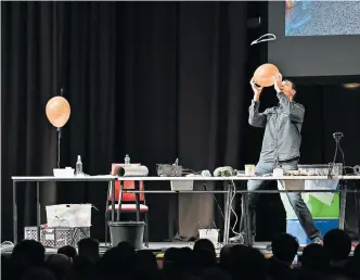  ?? [Clemens Fabry] ?? Wie auf TikTok: Physiker Weingartne­r lässt mit einem Luftballon ein Stück Mistsacker­l schweben.