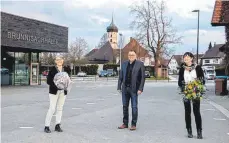  ?? FOTO: LYDIA SCHÄFER ?? Blumen zum Abschied und zum Neuanfang überreicht Ortsvorste­her Michael Nachbaur: Beatrix Popp (rechts) verlässt nach 22 Jahren den Ortschafts­rat, ihr folgt Rita Bosch nach.