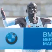  ??  ?? KENIANO. Eliud Kipchoge, nuevo rey de la maratón.