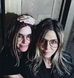  ?? COURTENEYC­OXOFFICIAL/INSTAGRAM ?? Courteney Cox se disfraza de Jennifer Aniston para felicitarl­a