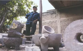  ??  ?? Los artesano explican que las piezas oaxaqueñas están talladas en piedra blanca, mientras que las poblanas se realizan en la negra. Por su menor costo, los productos de Puebla han ido desplazand­o a los elaborados en San Juan Teitipac.