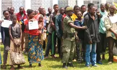  ?? BENJAMIN CÂNDIDO | EDIÇÕES NOVEMBRO ?? Imigrantes ilegais tentam chegar a Luanda através do Bengo