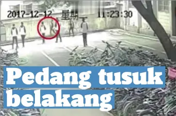  ??  ?? KAMERA keselamata­n merakam detik mangsa (dalam bulatan) ditikam.
- Daily Mail