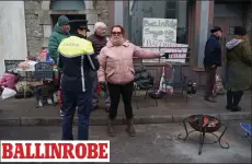  ?? ?? BALLINROBE
Tense: Protesters outside the former JJ Gannon hotel