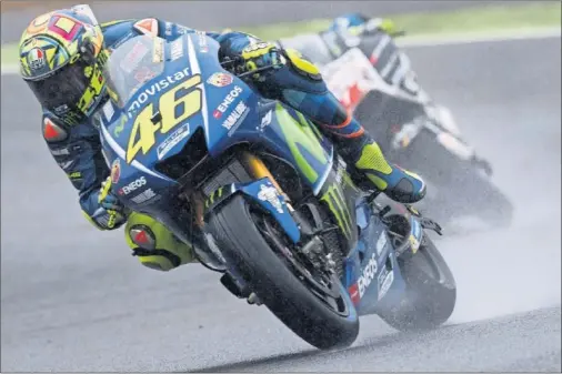  ??  ?? INCOMBUSTI­BLE. Valentino Rossi quiere seguir en el Mundial de MotoGP y su próximo contrato podría mantenerle hasta la temporada 2020.