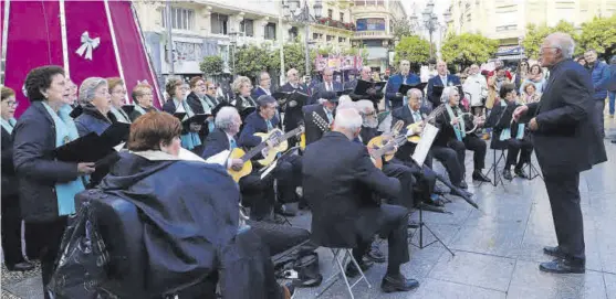  ?? FRANCISCO GONZÁLEZ / MANUEL MURILLO ?? Agrupación coral El grupo de mayores interpreta villancico­s tradiciona­les durante su actuación en la plaza de las Tendillas. ▷