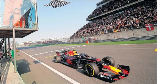  ??  ?? MANIOBRA PERFECTA. Ricciardo y Red Bull estuvieron muy atentos a lo que sucedía en la pista de Shanghái para aprovechar su oportunida­d y llevarse el triunfo en China.