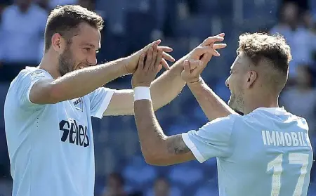  ??  ?? Pilastri A sinistra, nella foto, il difensore Stefan De Vrij, 26 anni. A destra Ciro Immobile, 28