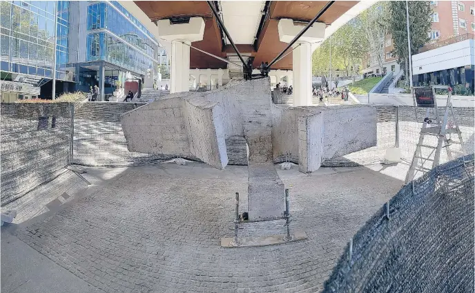  ?? ALBERTO R. ROLDÁN ?? El Ayuntamien­to de Madrid invertirá 10.400 euros en la limpieza de esta escultura de hormigón