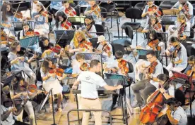  ??  ?? Ron Davis Álvarez, titular artístico del Sistema Suecia, en el podio de la Orquesta Juvenil de esa iniciativa, en el Odeón de Herodes Ático, en Atenas. Más de 421 estudiante­s de 10 a 20 años, de 27 países de Europa, celebran cómo la música une...