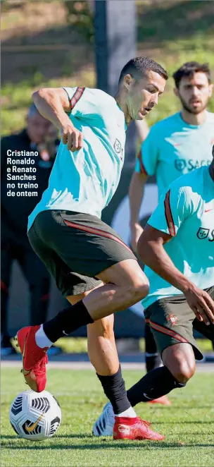  ??  ?? Cristiano Ronaldo e Renato Sanches no treino de ontem