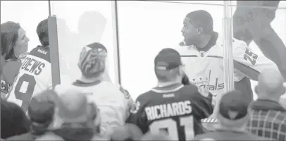  ?? Jeff Haynes ?? The Associated Press Washington Capitals right wing Devante Smith-pelly confronts a racially taunting Chicago Blackhawks fan from the penalty box during the third period of a 7-1 loss Saturday at United Center.