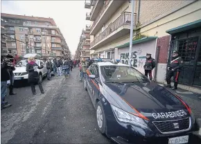  ?? [ APA ] ?? Solidaritä­t für Kollegen: Journalist­en demonstrie­ren nach Mafia-Attacke in Ostia.