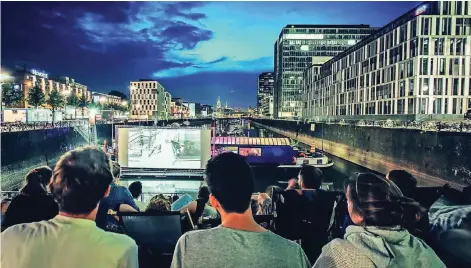  ?? FOTO: VERANSTALT­ER ?? Das Sommerkino mit Blick auf den Kölner Rheinauhaf­en.