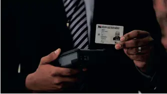  ?? | WERNER BEUKES SAPA ?? A SUCCESSFUL digitisati­on project at Home Affairs may lead to a digital South Africa if all young people who are interested are involved, says the writer. A Home Affairs official shows a small verificati­on machine to scan the new ID smart card.