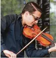  ?? Foto: Thomas Hack ?? Der Teufelsgei­ger Sandro Roy lädt mit rasanten Violinenst­richen zur musikali schen Weltreise ein.