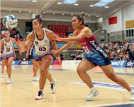  ?? PHOTOSPORT ?? Maia Wilson, of the Stars, and the Steel’s Taneisha Fifita have eyes only on the bouncing ball during the ANZ Premiershi­p match in Auckland yesterday.