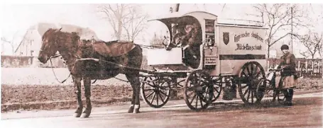  ?? ?? Kopfsteinp­flaster und Straßenbah­nschienen bestimmen 1954 das Straßenbil­d in der Neustraße. 1910 kam der Milchwagen in Meerbeck morgens immer pünktlich zu den Kunden. „Hygienisch staubfrei“fand der MilchAussc­hank statt, wie auf dem Wagen zu lesen ist.