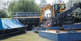  ?? PHOTO: JANET RICHARDSON ?? Working on the Chelmer & Blackwater Navigation.