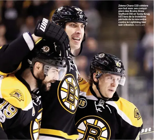  ??  ?? Zdeno Chara (33) célèbre son but avec ses coéquipier­s des Bruins Drew Stafford (19) et Torey Krug (47) lors de la troisième période de la rencontre contre le Lightning hier soir à Boston.