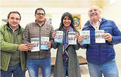  ?? (PRENSA DE LA SOTA) ?? Primera vez. De la Sota repartió ayer en Villa María y Villa Nueva votos de Fernández y Gutiérrez.