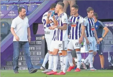  ??  ?? Sergio, con sus jugadores durante un parón de hidratació­n en Zorrilla.