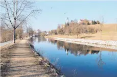  ?? SZ-FOTO: DKD ?? Besonders der beliebte Spazierweg um den Öpfinger Stausee war im vergangene­n Jahr von Hundekot verschmutz­t. Damit das nicht wieder passiert, appelliert Bürgermeis­ter Andreas Braun an die Halter.